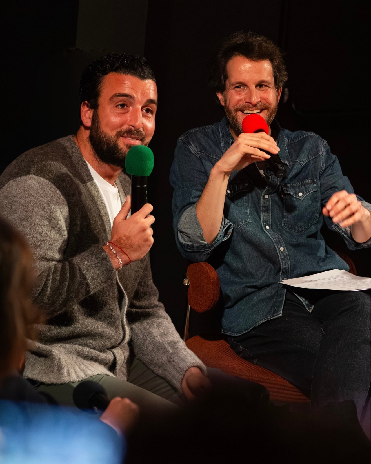 Philibert Chambre en enregistrement public avec un invité, au micro de Business of Bouffe